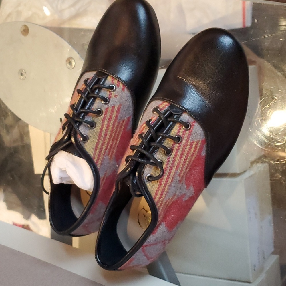 Sz 5 NIB $295 Candela tapestry oxfords